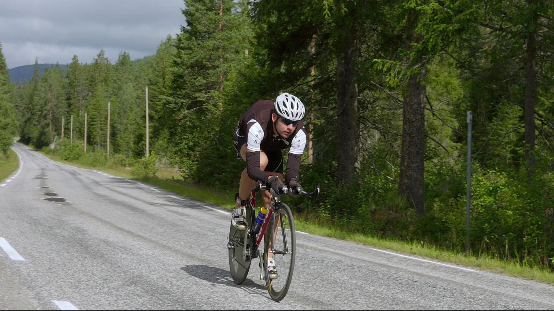 “东安湖体育公园:水上龙舟赛事考验团队协作与速度”